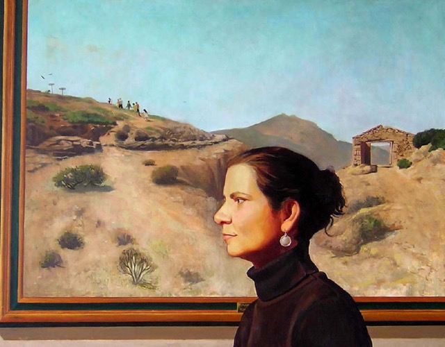 mujer pasando por delante de un cuadro